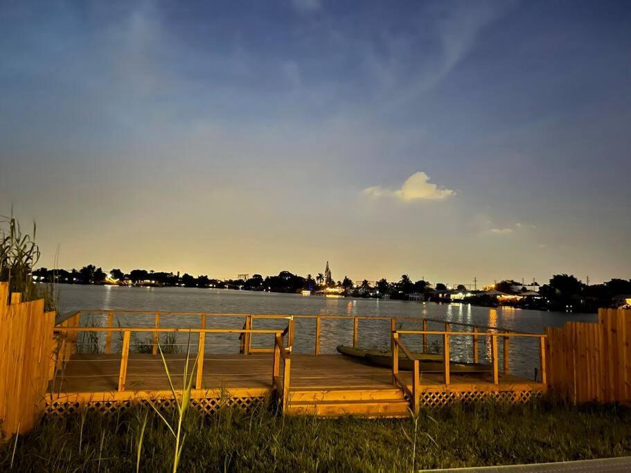 Supervilla - Lakefront - Sunsets, Kayaks, Grill Форт-Лодердейл Екстер'єр фото